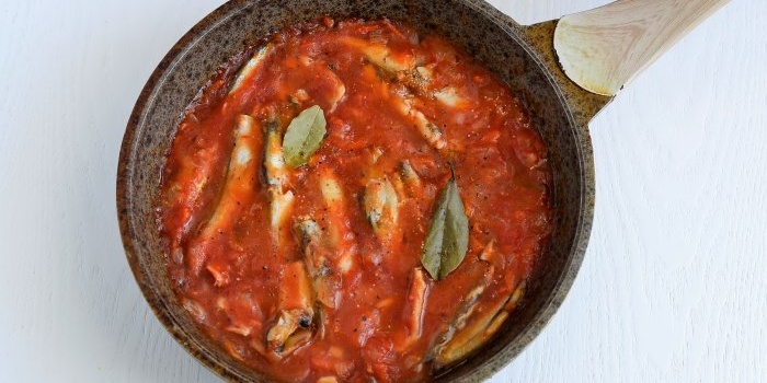 Capelin dalam sos tomato