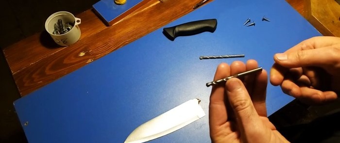 Ako a čím jednoducho navŕtať čepeľ noža z kalenej ocele