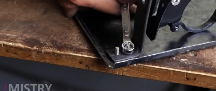 Como fazer uma serra circular manual a partir de uma esmerilhadeira usando materiais simples e acessíveis