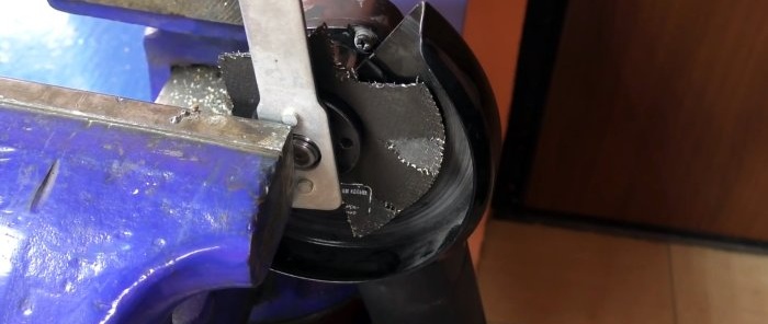 Cách tháo đai ốc bị kẹt trên máy mài góc và 1 mẹo phòng tránh