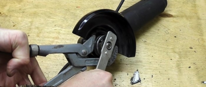 Paano i-unscrew ang isang jammed nut sa isang angle grinder at 1 trick para maiwasan ito