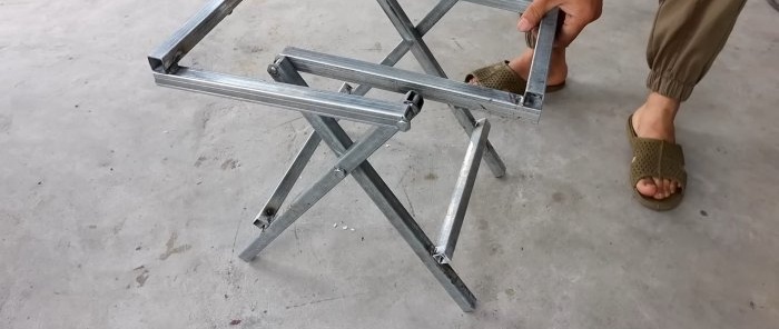 Kompaktiškas sulankstomas kėdžių stalas pagamintas iš kvadratinio profilio