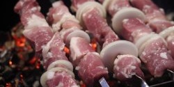 Shish kebab segundo receita soviética, que conquistou milhões