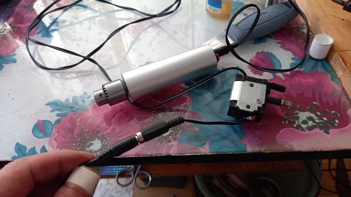 Cómo hacer un interruptor de pie para un grabador con control de velocidad y marcha atrás