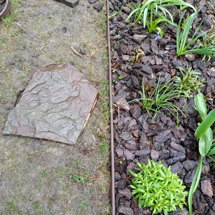 Χρησιμοποιώντας σάπια φύλλα φλοιού πεύκου στον κήπο