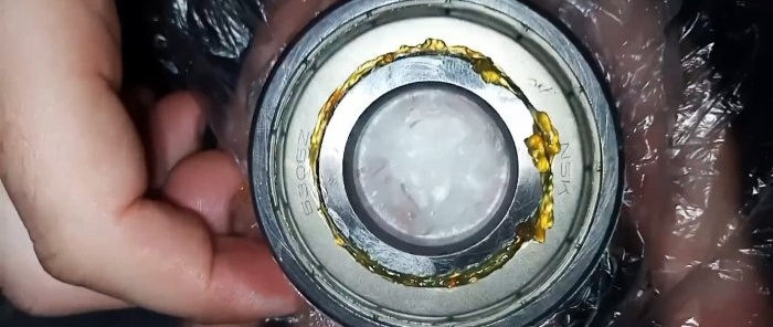 How to easily lubricate a sealed bearing