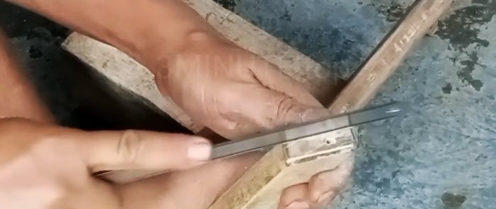 Jak si vyrobit šikovný odstraňovač plevele