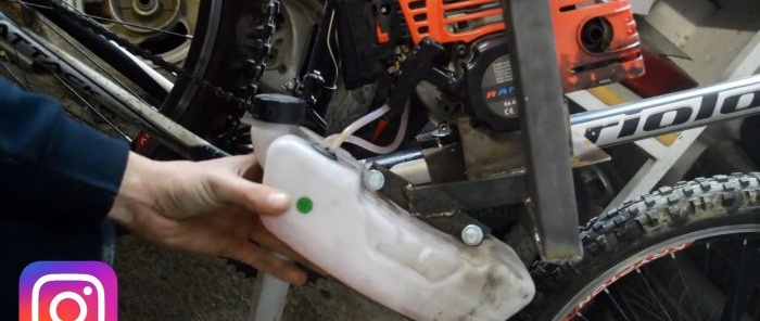 Paano mag-install ng trimmer engine sa isang bisikleta