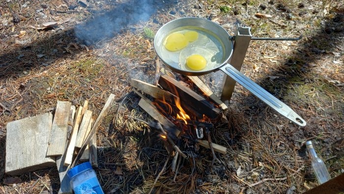 Hvordan lage en holder til en campingstekepanne og -gryte