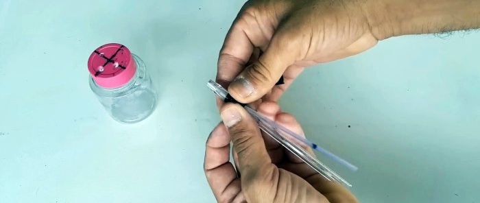Како направити мини пиштољ за фарбање од хемијске оловке