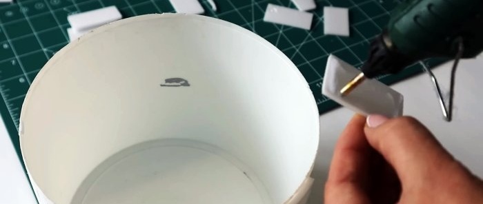 Cum să faci un ghiveci frumos dintr-o găleată de plastic și recipiente de unică folosință