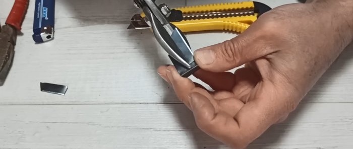 Anahtarlarınızı kaybederseniz kilidi açmak için maket bıçağı nasıl kullanılır?