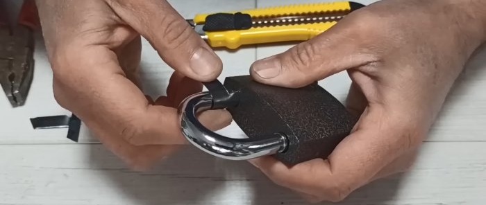 How to use a utility knife to open a lock if you lose your keys