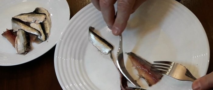 Quickly cut sprat without touching it with your hands