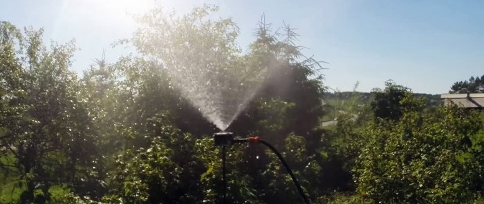 Hur man gör en sprinkler för att vattna din trädgård och grönsaksträdgård. Den täpps inte till eller går sönder.