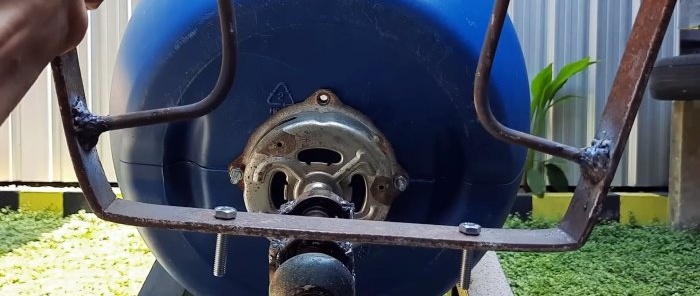 How to make a manual concrete mixer from a plastic barrel