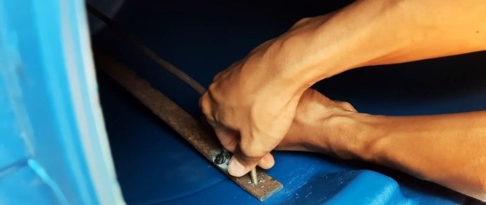 Cara membuat pengadun konkrit manual dari tong plastik