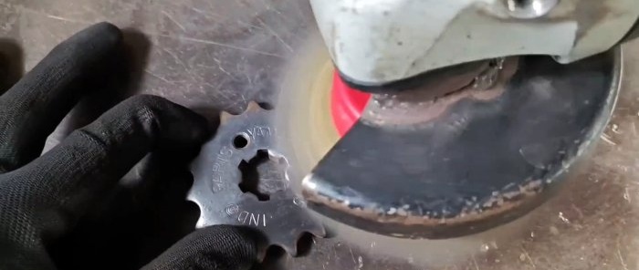Hvordan lage en mini håndbor fra et par tannhjul