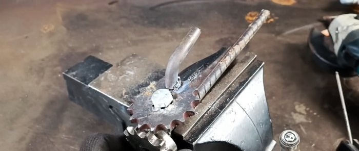 Πώς να φτιάξετε ένα μίνι τρυπάνι χειρός από ένα ζευγάρι γρανάζια