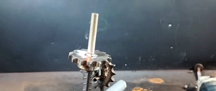Ako vyrobiť mini ručnú vŕtačku z dvojice ozubených kolies