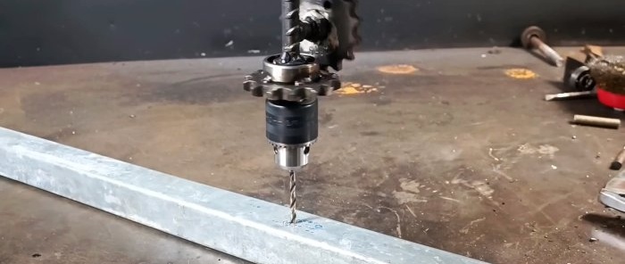 Como fazer uma mini furadeira manual com um par de engrenagens