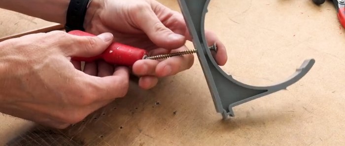 Un dispositivo a centesimo per tagliare facilmente i tubi in PVC