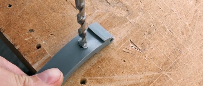 Isang penny device para sa madaling pagputol ng mga PVC pipe