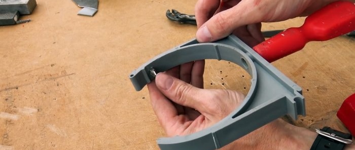 Um dispositivo barato para cortar facilmente tubos de PVC