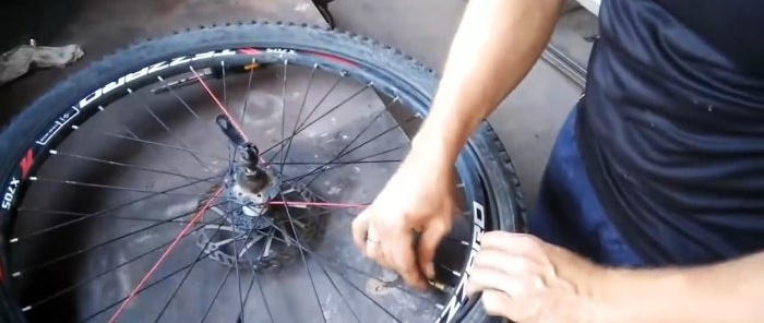 Lifehack despre cum să protejați roțile de bicicletă împotriva perforațiilor