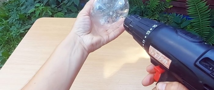 Jak udělat z PET lahví zařízení pro bezpečný sběr bobulí