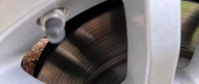 Kako izoštriti kočioni disk bez tokarilice, pa čak i bez demontaže