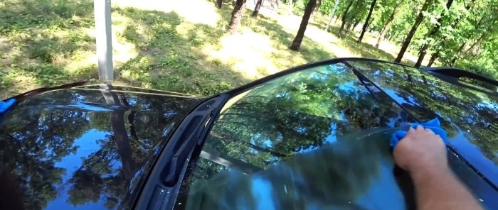 Eine kostengünstige Möglichkeit, die Windschutzscheibe eines Autos vollkommen transparent zu machen
