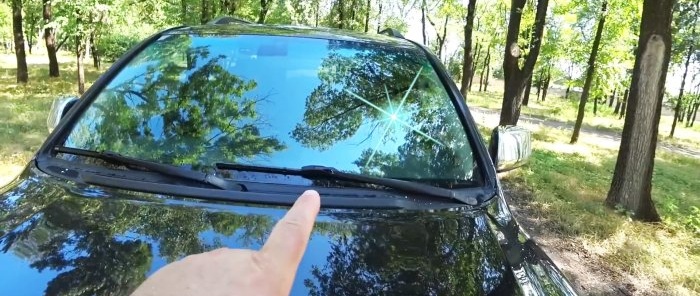 Eine kostengünstige Möglichkeit, die Windschutzscheibe eines Autos vollkommen transparent zu machen