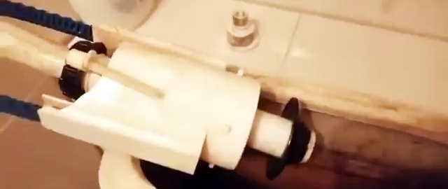 Πώς να διορθώσετε μια διαρροή νερού σε μια τουαλέτα σε κυριολεκτικά 2 λεπτά χωρίς να αντικαταστήσετε εξαρτήματα