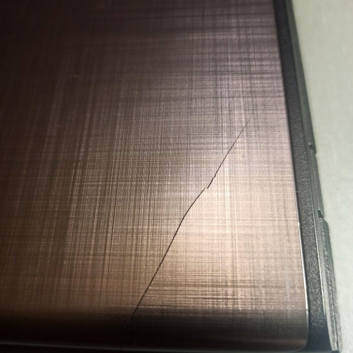 Quick repair of a crack on a laptop Master class