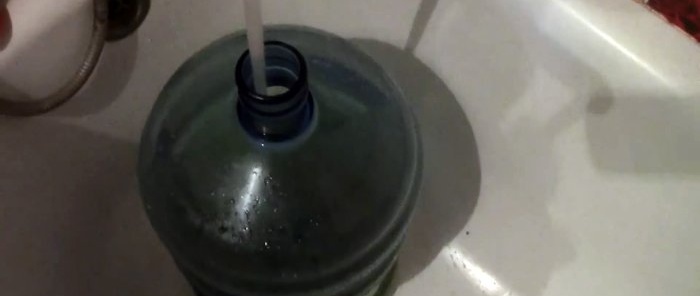 Cách rửa bình 20 lít đầy bụi bẩn và cây xanh dễ dàng