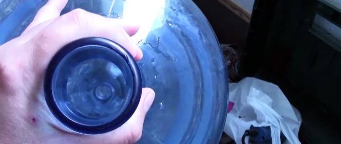 Cum să speli cu ușurință o sticlă de 20 de litri cu murdărie și verdeață
