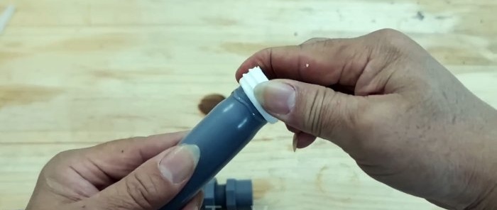 Hogyan készítsünk álló adagolót egy normál palackból