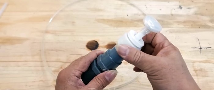 Hogyan készítsünk álló adagolót egy normál palackból
