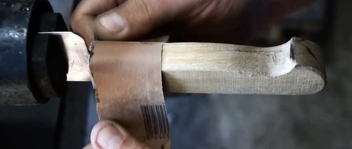 Com reparar un ganivet de cuina amb una tija trencada