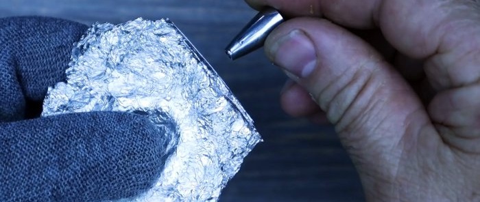 Hoe je een plastic schaarring kunt herstellen door thuis te gieten