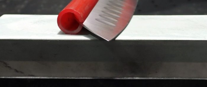 Il modo più semplice per affilare un coltello in un rasoio senza abilità o super affilatori