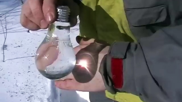 Come accendere il fuoco con una lampadina