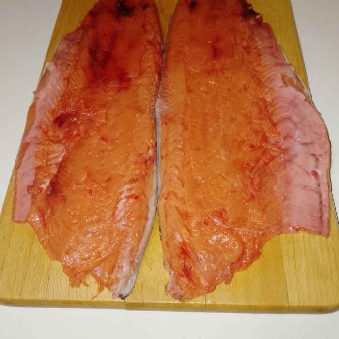 Как да приготвите две ястия от розова сьомга от една риба