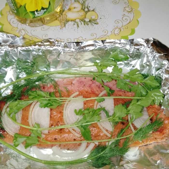 วิธีเตรียมสองจานจากปลาแซลมอนสีชมพูจากปลาตัวเดียว
