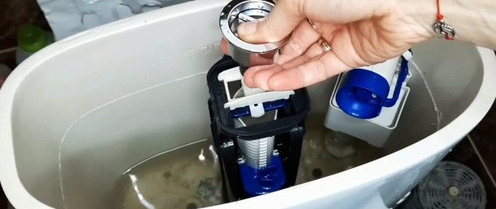 Sådan fjerner du kalk og rust fra en toiletcisterne på ingen tid