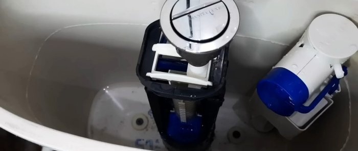 Kā ātri noņemt kaļķi un rūsu no tualetes cisternas