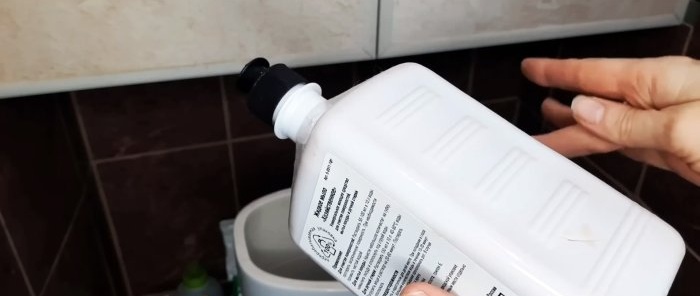 How to remove lime and rust from a toilet cistern in no time